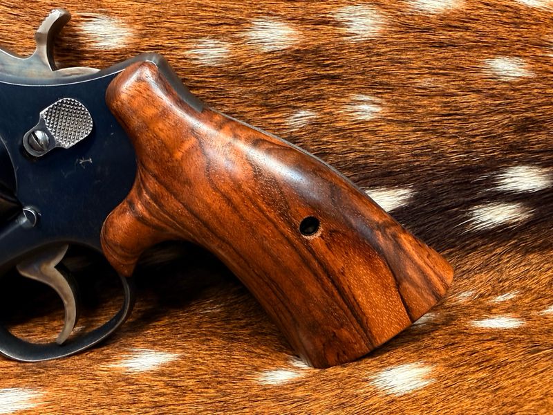Smith & Wesson High Grade Hand Select Walnut S&W Bear Hug Grips (SQUARE N FRAME) Smith & Wesson High Grade Hand Select Walnut S&W Bear Hug Grips (SQUARE N FRAME)
