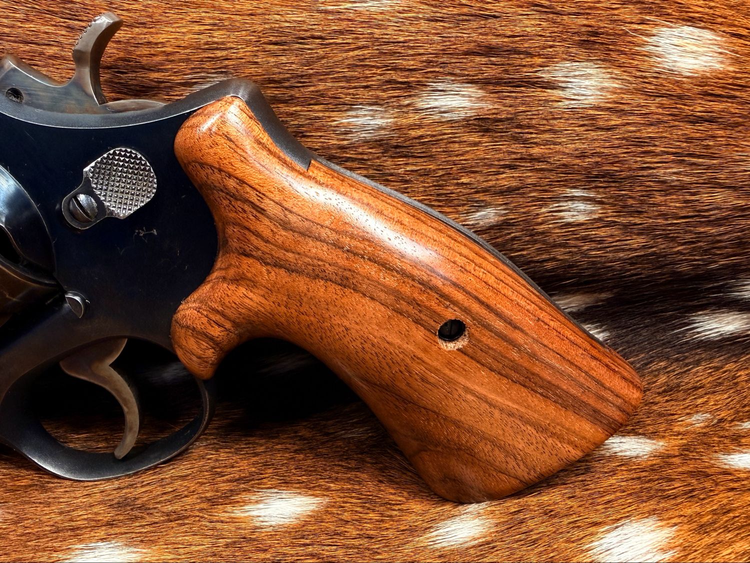 Smith & Wesson High Grade Hand Select Walnut S&W Bear Hug Grips (SQUARE N FRAME)