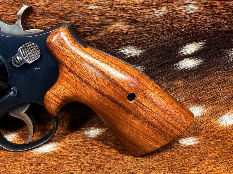 Smith & Wesson High Grade Hand Select Walnut S&W Bear Hug Grips (SQUARE N FRAME) Smith & Wesson High Grade Hand Select Walnut S&W Bear Hug Grips (SQUARE N FRAME)