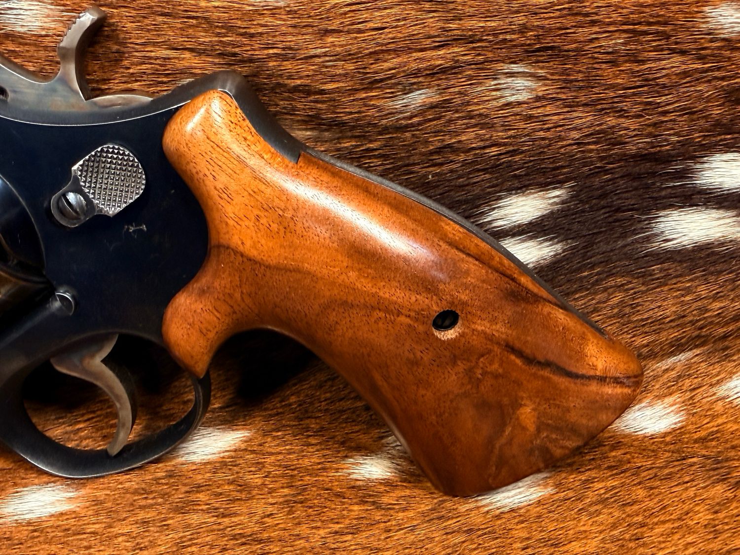 Smith & Wesson High Grade Hand Select Walnut S&W Bear Hug Grips (SQUARE N FRAME)