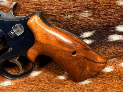 Smith & Wesson High Grade Hand Select Walnut S&W Bear Hug Grips (SQUARE N FRAME) Smith & Wesson High Grade Hand Select Walnut S&W Bear Hug Grips (SQUARE N FRAME)