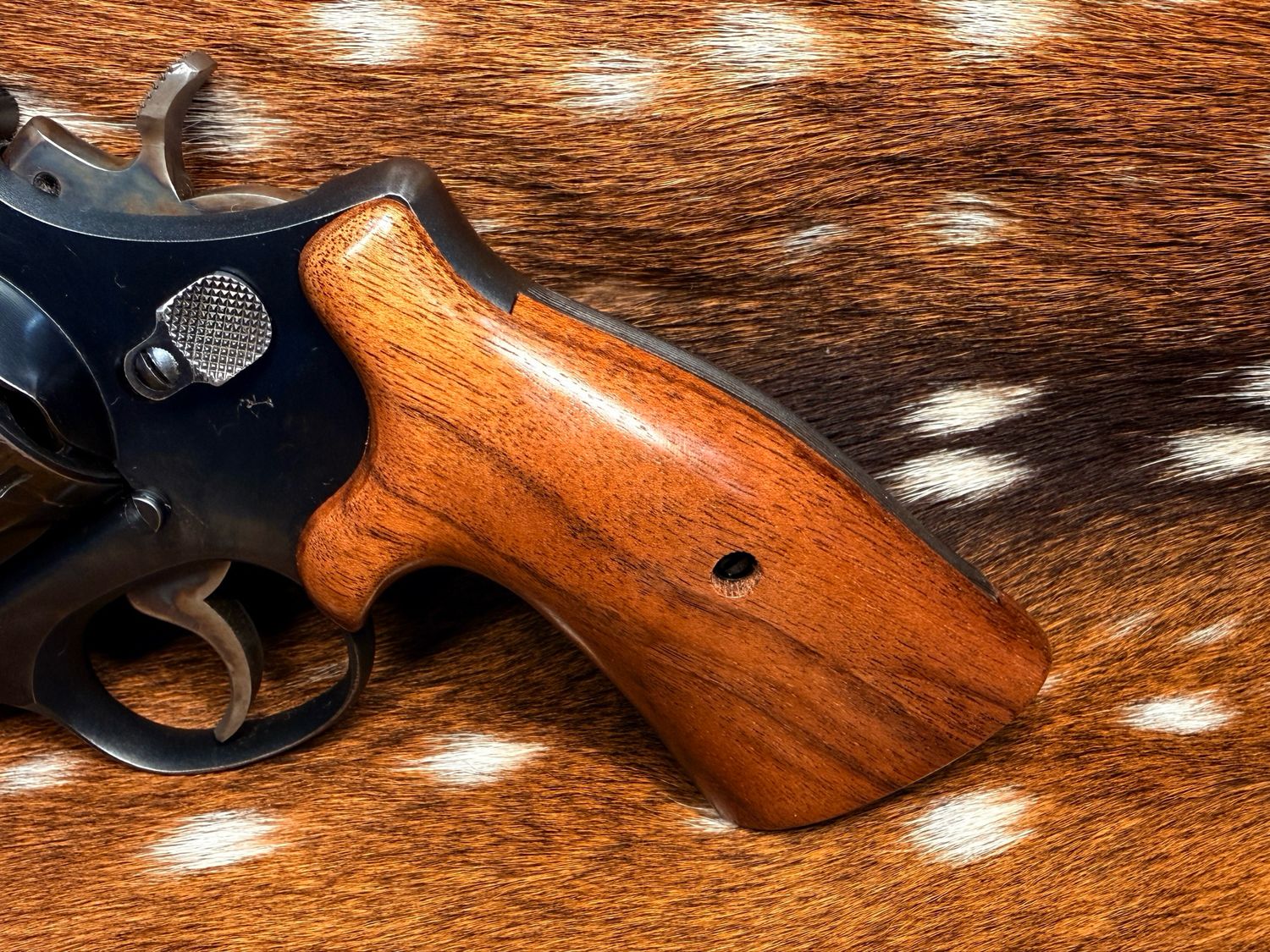 Smith & Wesson High Grade Hand Select Walnut S&W Bear Hug Grips (SQUARE N FRAME)