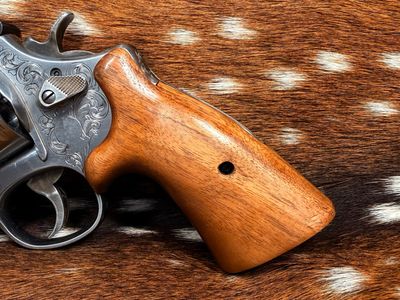 Smith & Wesson High Grade Walnut S&W Bear Hug Grips (ROUND N FRAME)
