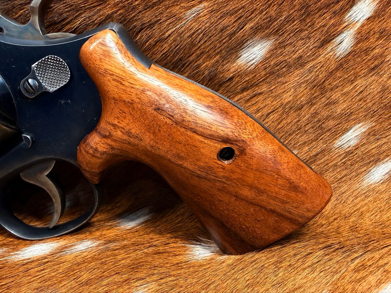 Smith & Wesson High Grade Hand Select Walnut S&W Bear Hug Grips (SQUARE N FRAME)