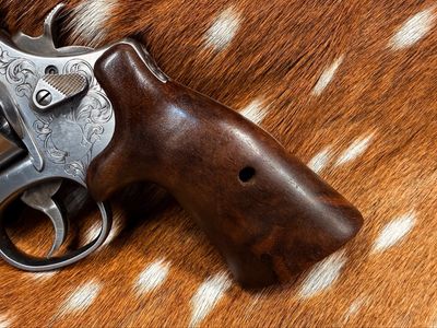 Smith & Wesson High Grade Hand-Select Walnut S&W Bear Hug Grips (ROUND N FRAME)