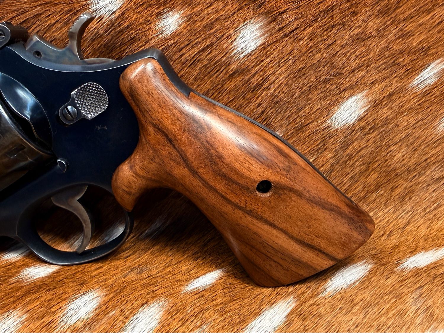 Smith & Wesson High Grade Hand Select Walnut S&W Bear Hug Grips (SQUARE N FRAME)