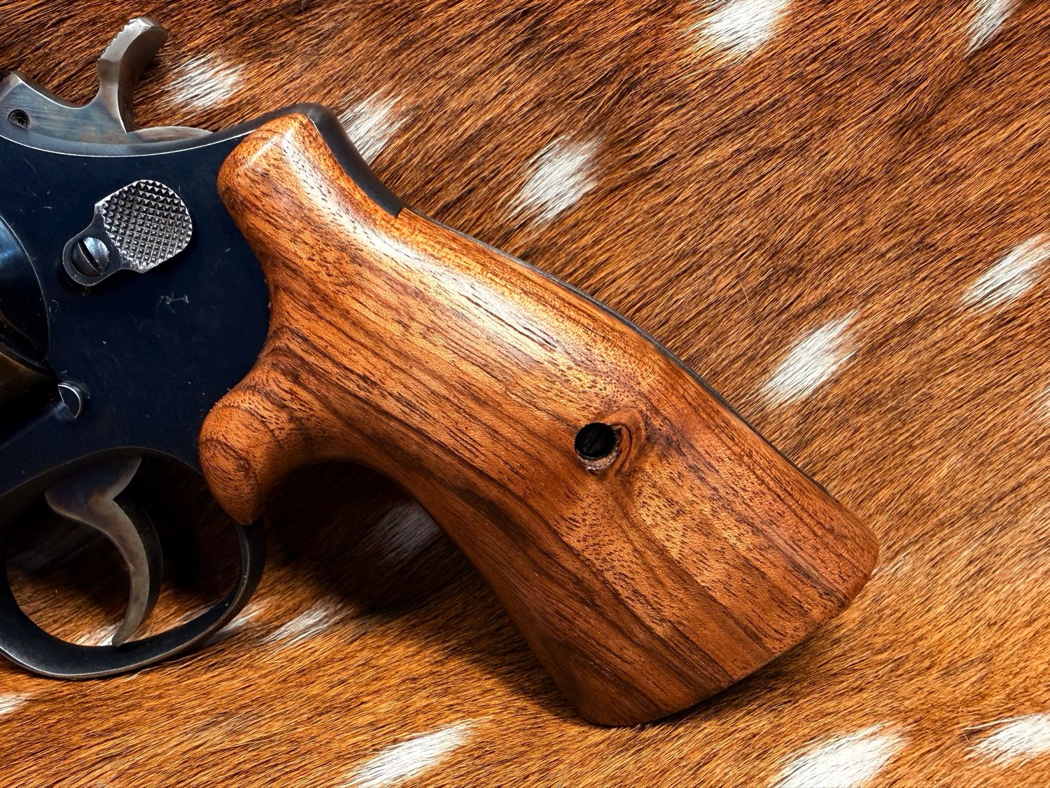 Smith & Wesson High Grade Hand Select Walnut S&W Bear Hug Grips (SQUARE N FRAME)