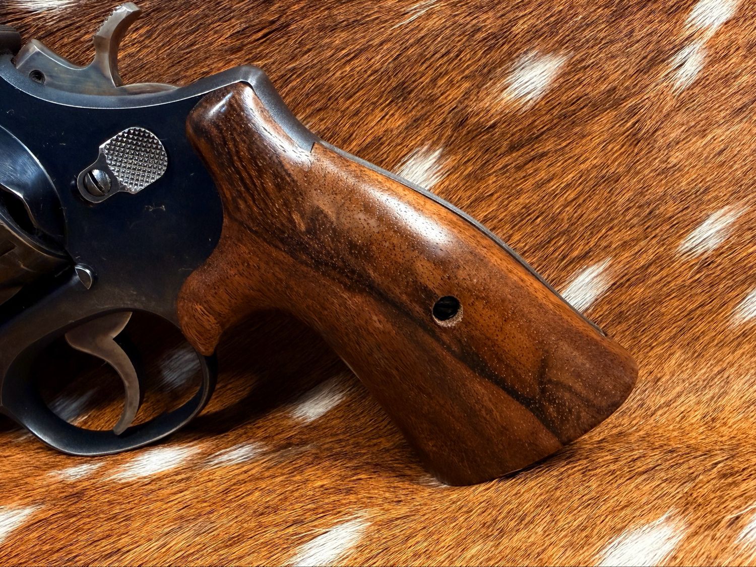Smith & Wesson High Grade Hand Select Walnut S&W Bear Hug Grips (SQUARE N FRAME) Smith & Wesson High Grade Hand Select Walnut S&W Bear Hug Grips (SQUARE N FRAME)