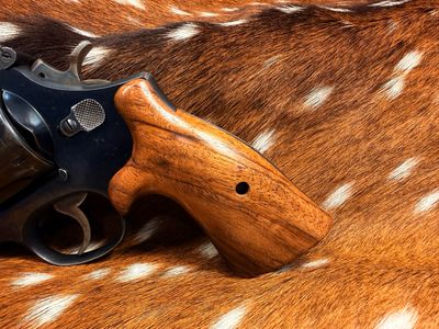 Smith & Wesson High Grade Hand Select Walnut S&W Bear Hug Grips (SQUARE N FRAME)