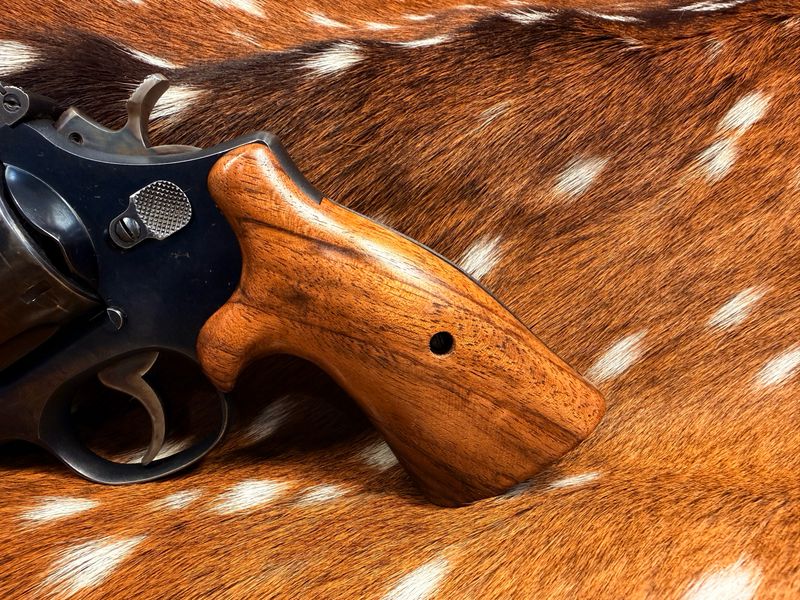 Smith & Wesson High Grade Hand Select Walnut S&W Bear Hug Grips (SQUARE N FRAME)