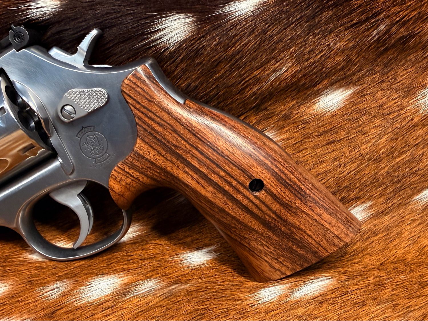 Smith & Wesson High Grade Walnut S&W Bear Hug Grips (ROUND K/L FRAME)