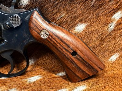 Smith & Wesson High Grade Walnut Magna Grips (Square K Frame) Smith & Wesson High Grade Walnut Magna Grips (Square K Frame)