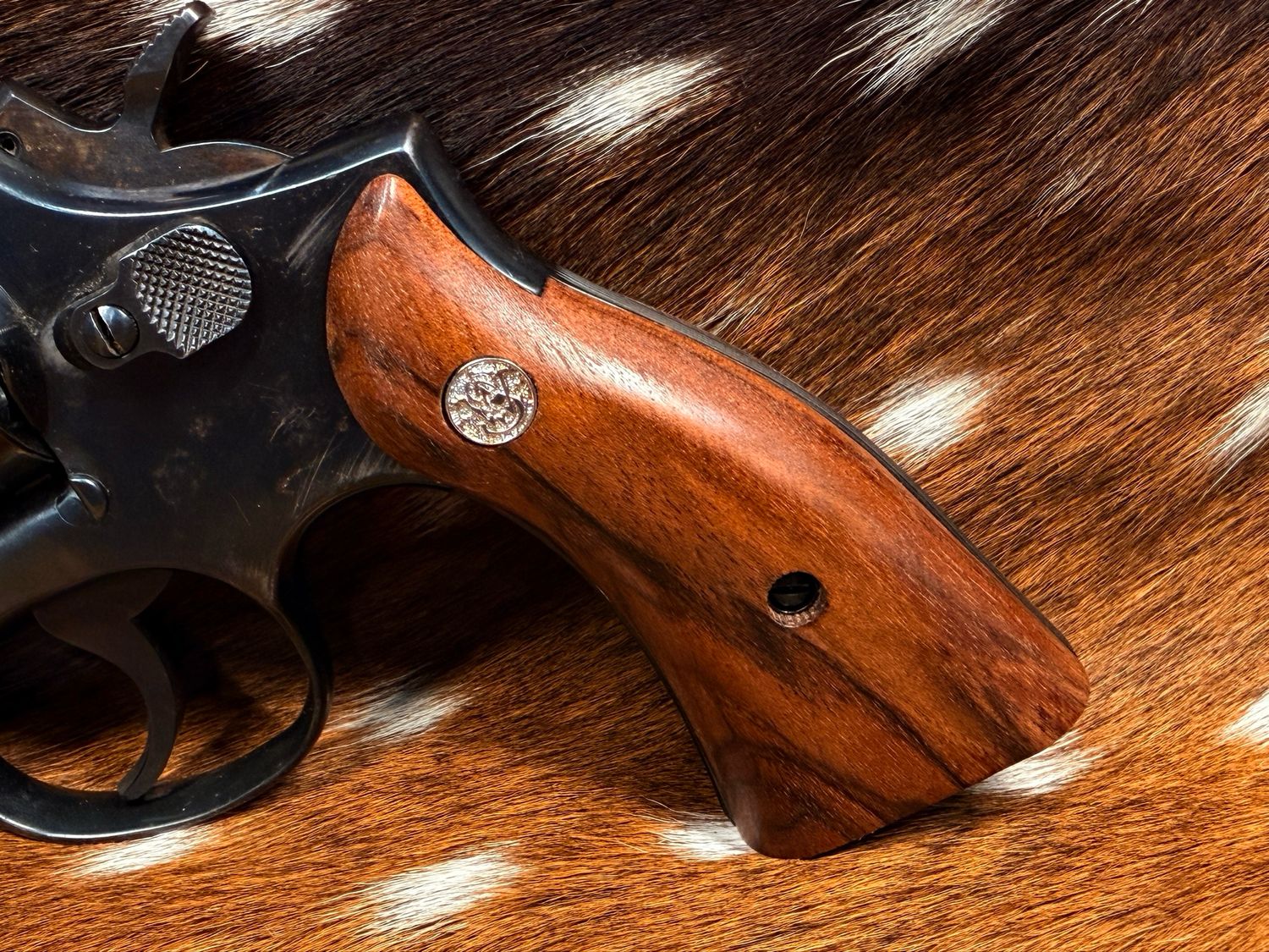 Smith & Wesson High Grade Walnut Magna Grips (Square K Frame) Smith & Wesson High Grade Walnut Magna Grips (Square K Frame)