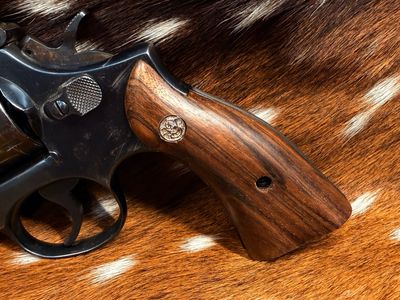 Smith & Wesson High Grade Walnut Magna Grips (Square K Frame) Smith & Wesson High Grade Walnut Magna Grips (Square K Frame)