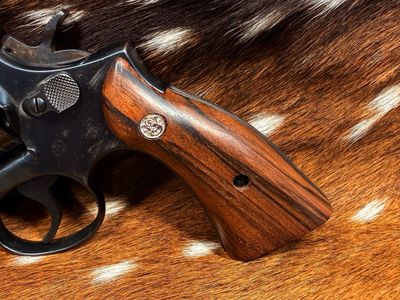 Smith & Wesson High Grade Walnut Magna Grips (Square K Frame)