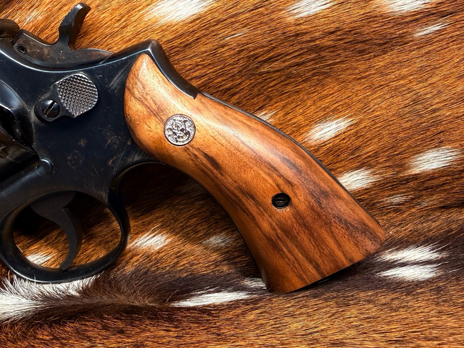 Smith & Wesson High Grade Walnut Magna Grips (Square K Frame)