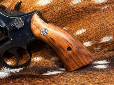 Smith & Wesson High Grade Walnut Magna Grips (Square K Frame) Smith & Wesson High Grade Walnut Magna Grips (Square K Frame)