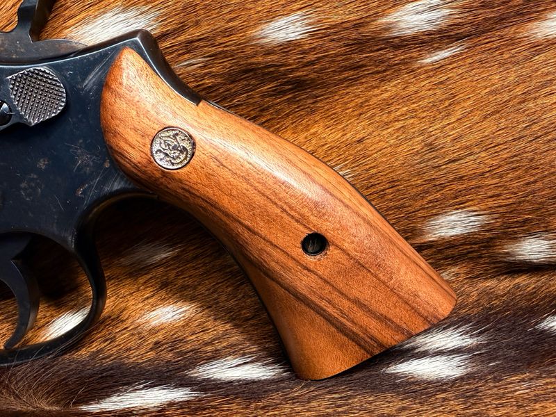 Smith & Wesson High Grade Walnut Magna Grips (Square K Frame)