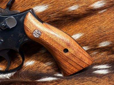 Smith & Wesson High Grade Walnut Magna Grips (Square K Frame)