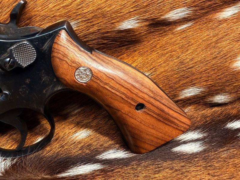 Smith & Wesson High Grade Walnut Magna Grips (Square K Frame)
