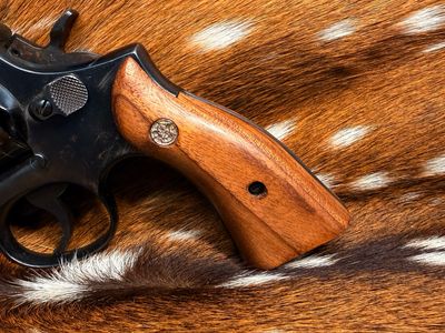 Smith & Wesson High Grade Walnut Magna Grips (Square K Frame)