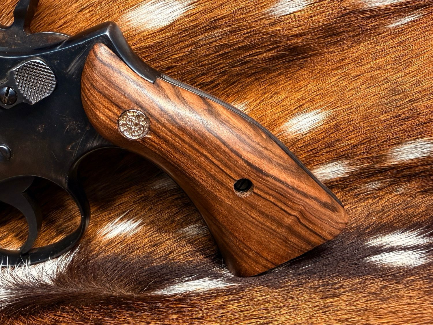 Smith & Wesson High Grade Walnut Magna Grips (Square K Frame) Smith & Wesson High Grade Walnut Magna Grips (Square K Frame)