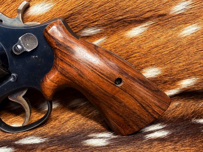 Smith & Wesson High Grade Hand Select Walnut S&W Bear Hug Grips (SQUARE N FRAME)