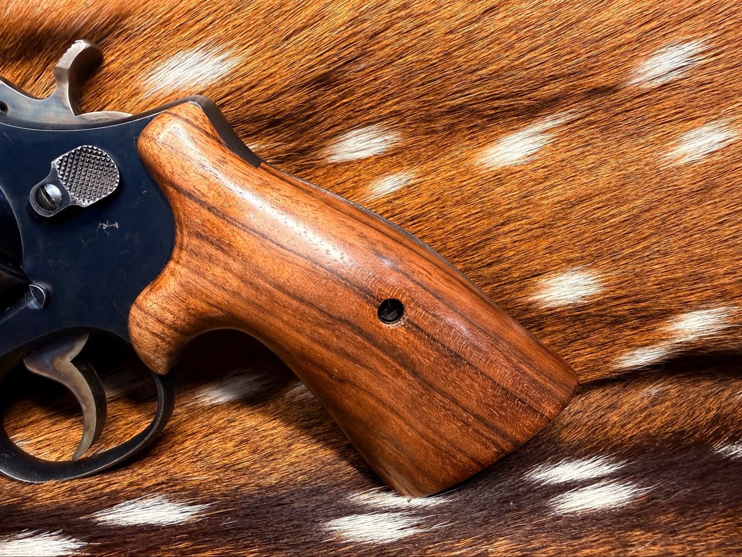 Smith & Wesson High Grade Hand Select Walnut S&W Bear Hug Grips (SQUARE N FRAME)