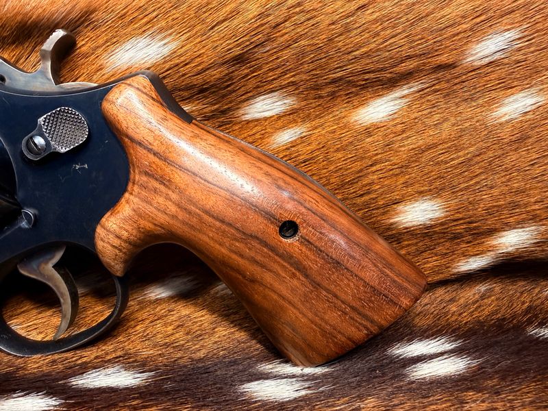 Smith & Wesson High Grade Hand Select Walnut S&W Bear Hug Grips (SQUARE N FRAME)