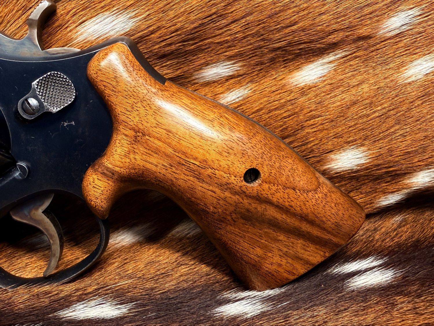 Smith & Wesson High Grade Hand Select Walnut S&W Bear Hug Grips (SQUARE N FRAME)