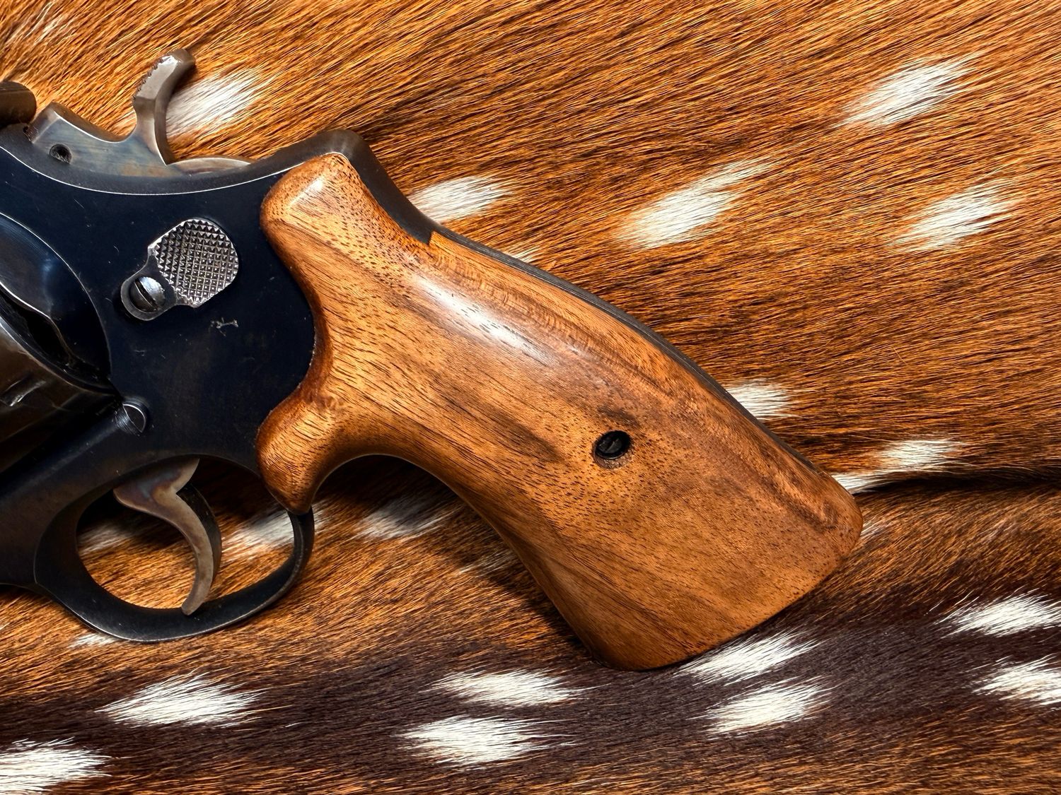 Smith & Wesson High Grade Hand Select Walnut S&W Bear Hug Grips (SQUARE N FRAME) Smith & Wesson High Grade Hand Select Walnut S&W Bear Hug Grips (SQUARE N FRAME)