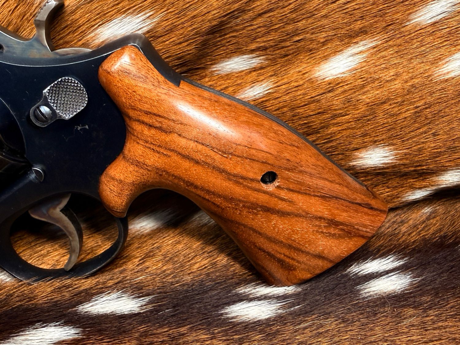 Smith & Wesson High Grade Hand Select Walnut S&W Bear Hug Grips (SQUARE N FRAME) Smith & Wesson High Grade Hand Select Walnut S&W Bear Hug Grips (SQUARE N FRAME)
