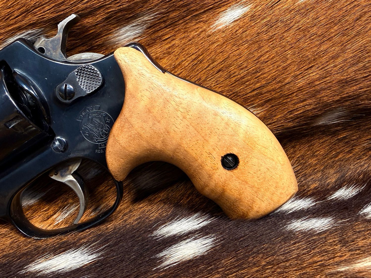 Smith & Wesson High Grade Hand Select Bastogne Walnut Grips ( J Frame Boot Grip Finger Groove)