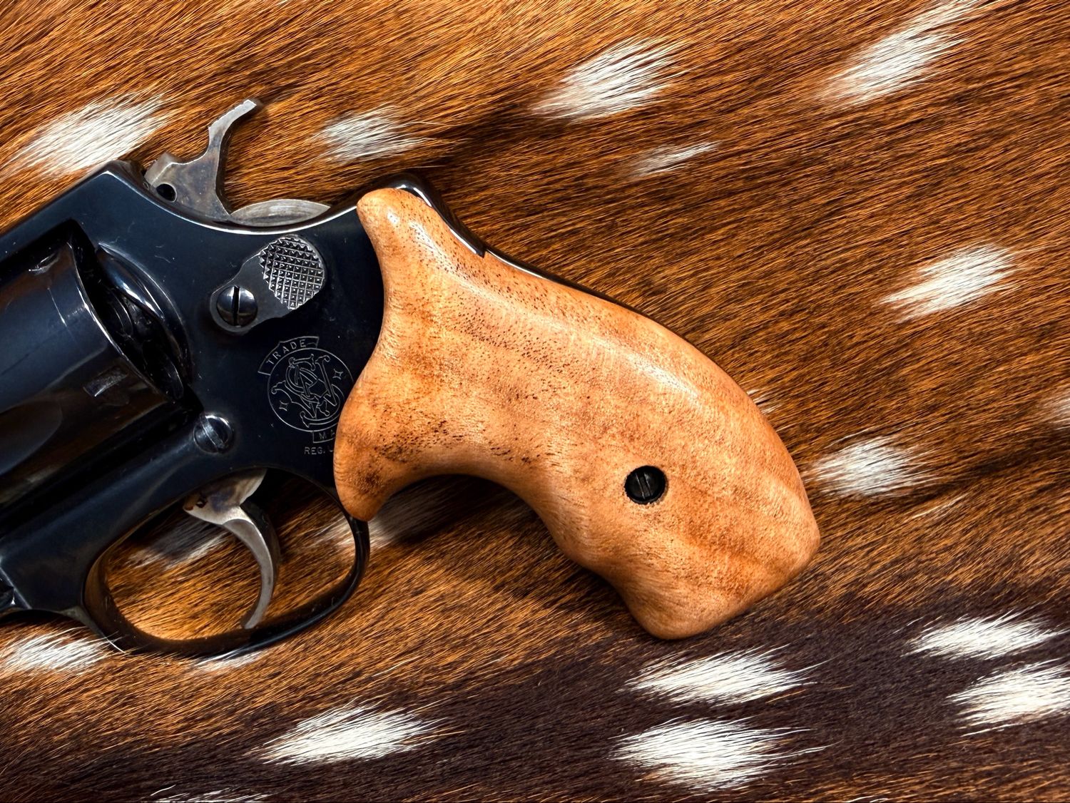 Smith & Wesson High Grade Hand Select Bastogne Walnut Grips ( J Frame Boot Grip Finger Groove)