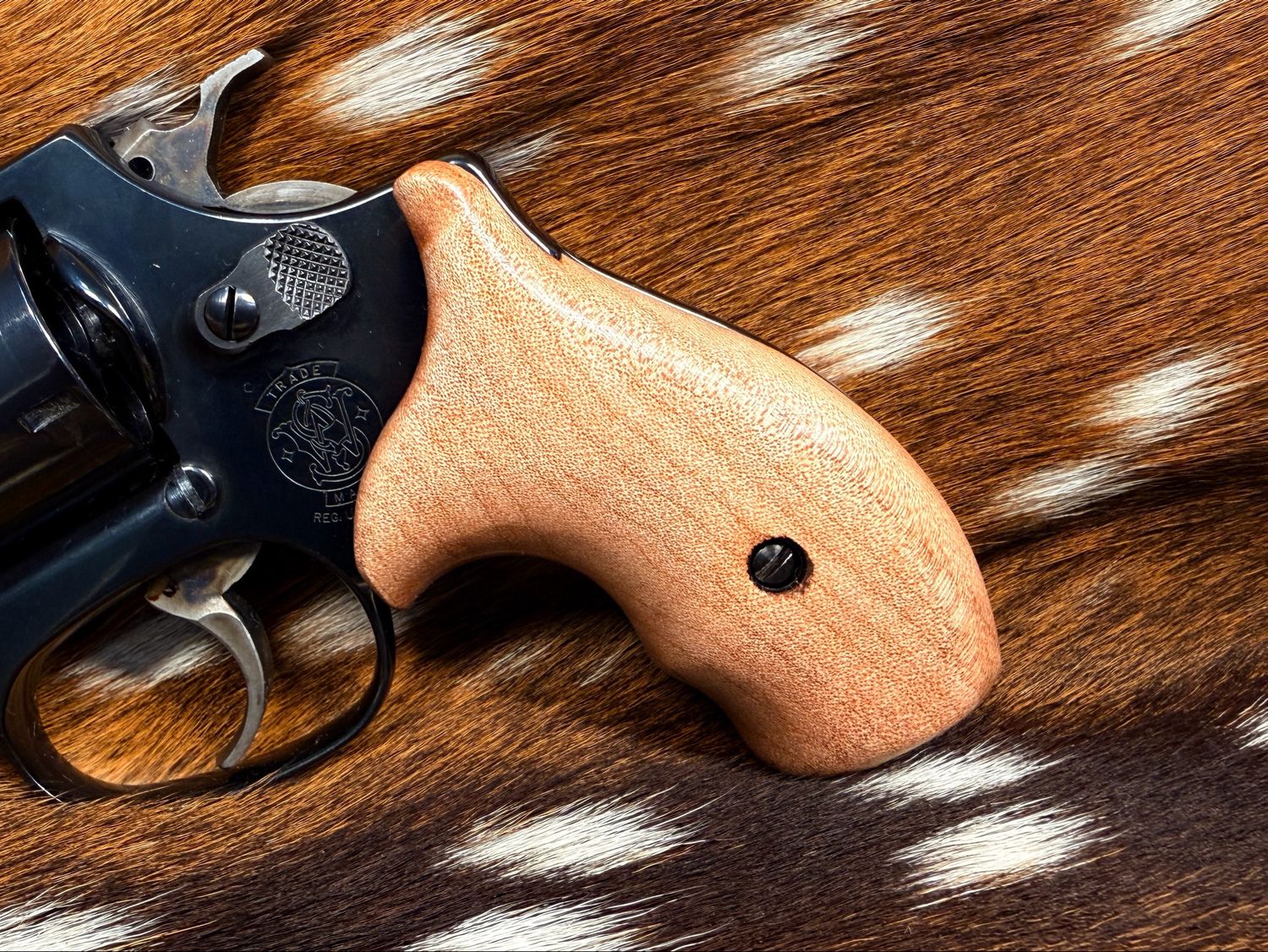 Smith & Wesson High Grade Hand Select Bastogne Walnut Grips ( J Frame Boot Grip Finger Groove)