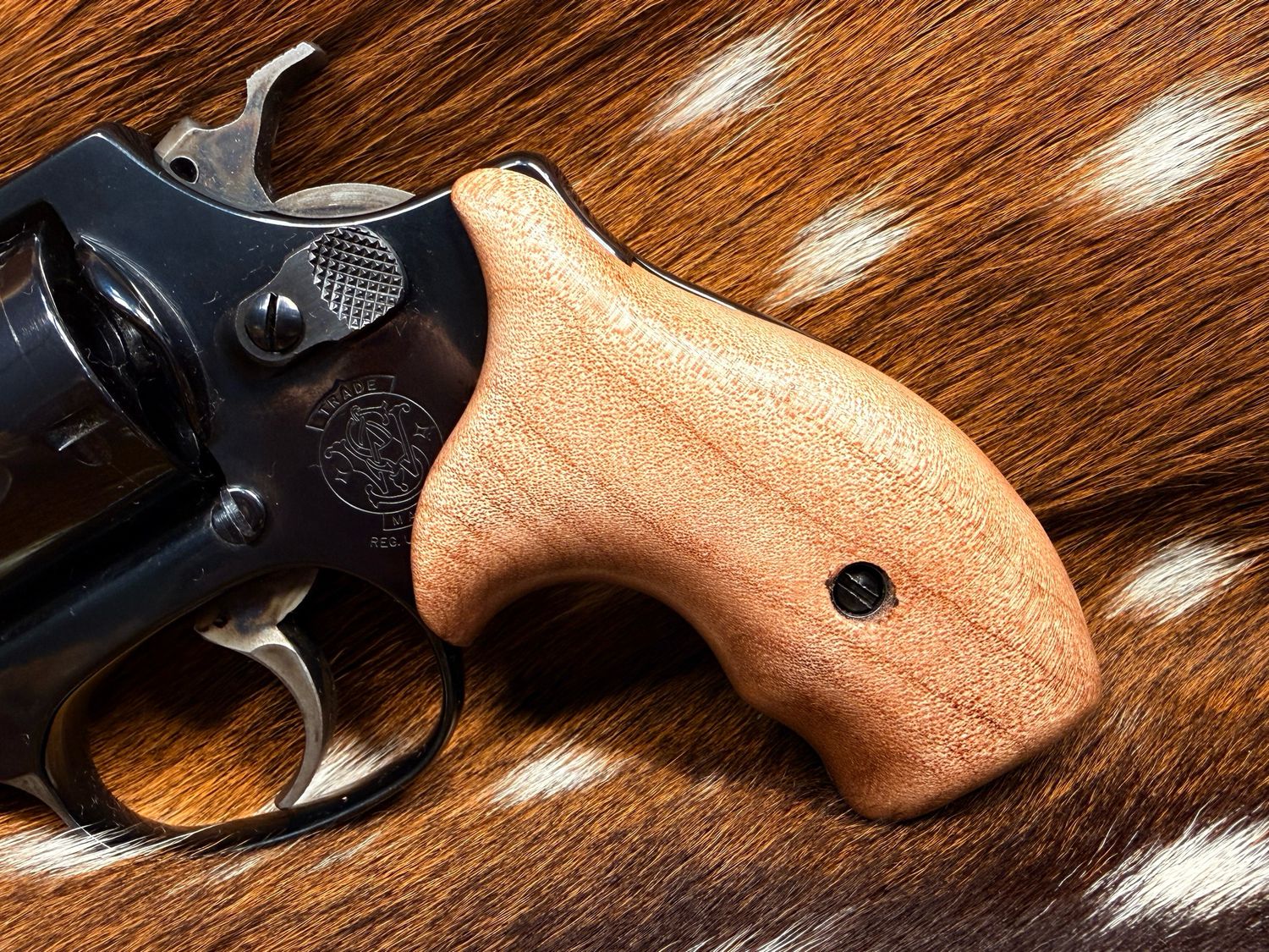 Smith & Wesson High Grade Hand Select Bastogne Walnut Grips ( J Frame Boot Grip Finger Groove)