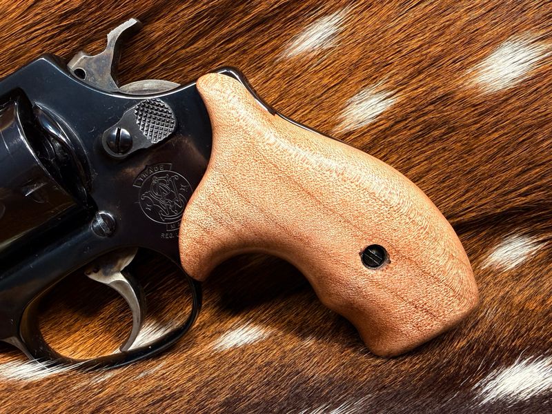 Smith & Wesson High Grade Hand Select Bastogne Walnut Grips ( J Frame Boot Grip Finger Groove)