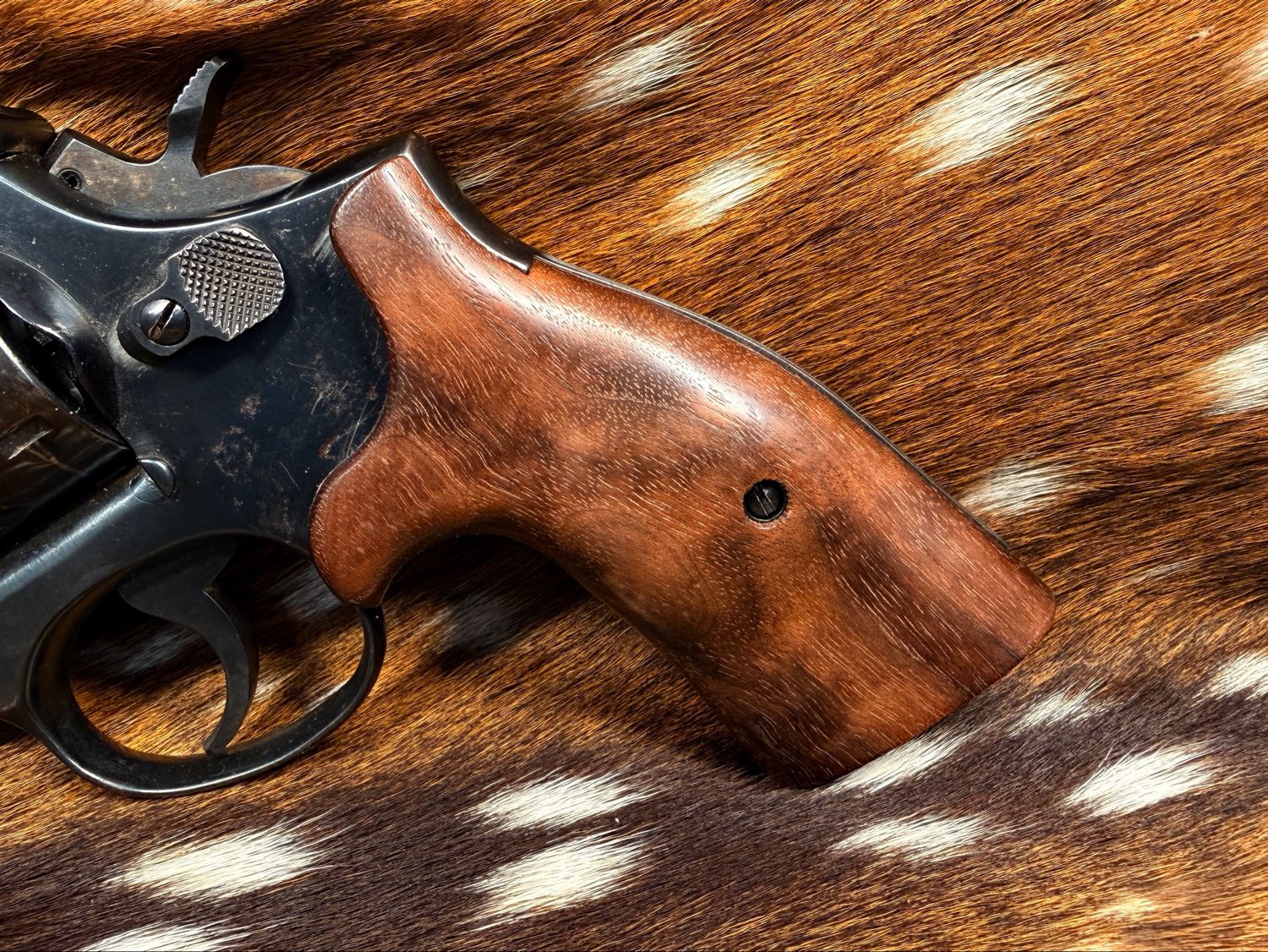 Smith & Wesson High Grade Hand Select Walnut S&W Bear Hug Grips (SQUARE K/L FRAME) Smith & Wesson High Grade Hand Select Walnut S&W Bear Hug Grips (SQUARE K/L FRAME)