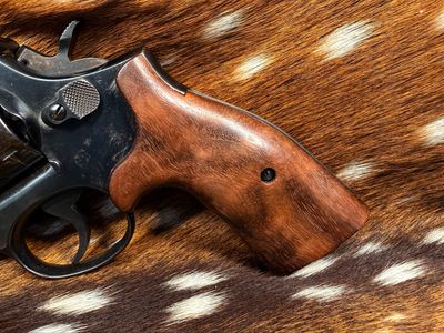 Smith & Wesson High Grade Hand Select Walnut S&W Bear Hug Grips (SQUARE K/L FRAME)