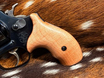 Smith & Wesson High Grade Hand Select Bastogne Walnut Grips ( J Frame Boot Grip Finger Groove)