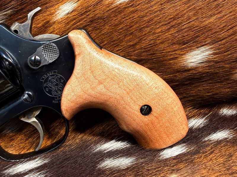 Smith & Wesson High Grade Hand Select Bastogne Walnut Grips ( J Frame Boot Grip Finger Groove)