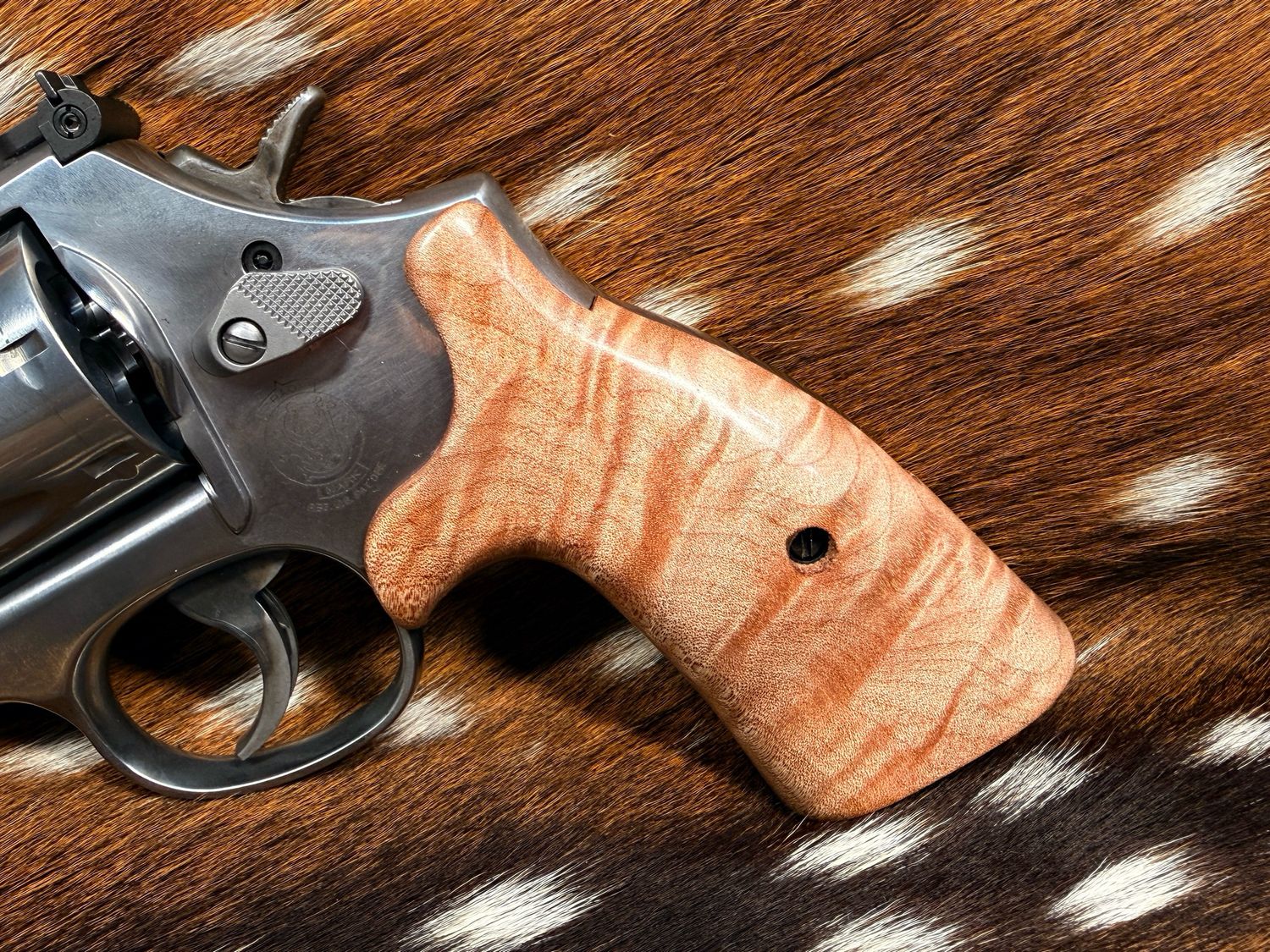 Smith & Wesson High Grade Hand Select Bastogne S&W Bear Hug Grips (ROUND K/L FRAME)