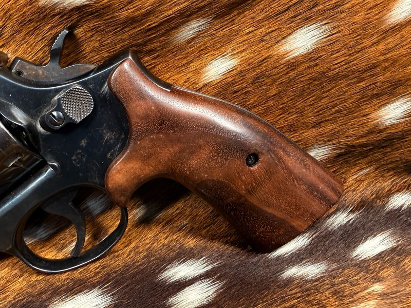 Smith & Wesson High Grade Hand Select Walnut S&W Bear Hug Grips (SQUARE K/L FRAME)