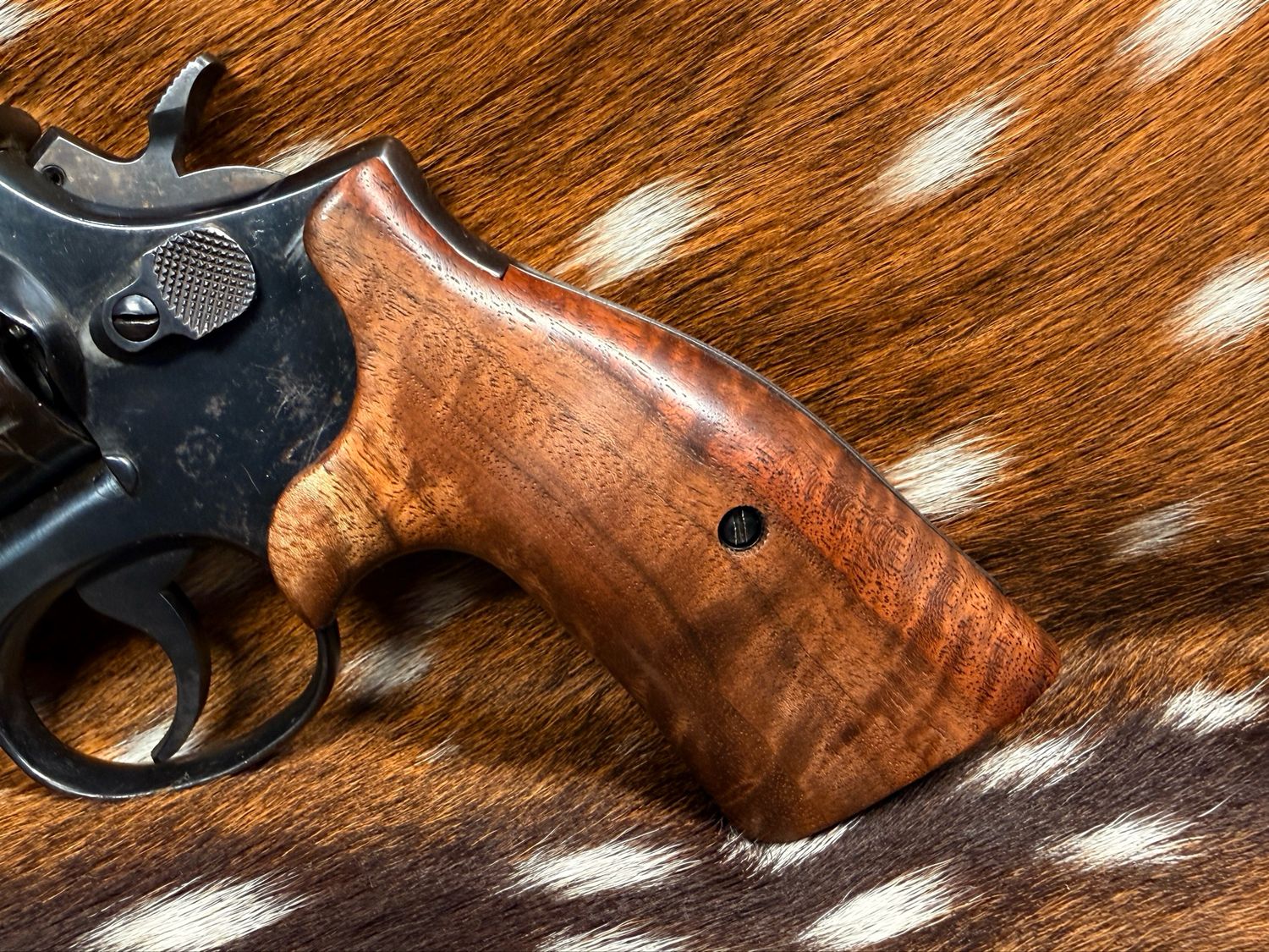 Smith & Wesson High Grade Hand Select Walnut S&W Bear Hug Grips (SQUARE K/L FRAME) Smith & Wesson High Grade Hand Select Walnut S&W Bear Hug Grips (SQUARE K/L FRAME)