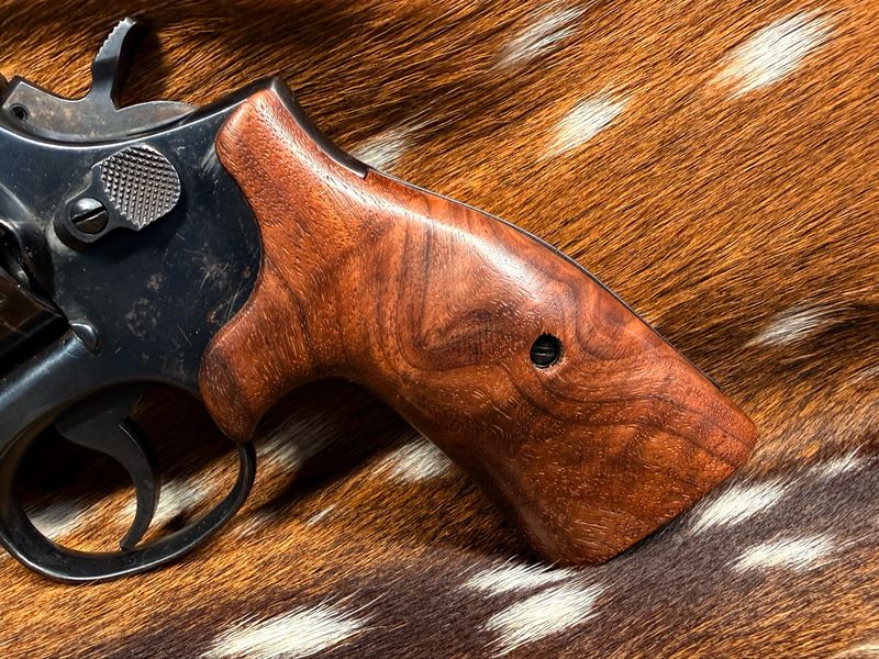 Smith & Wesson High Grade Hand Select Walnut S&W Bear Hug Grips (SQUARE K/L FRAME)