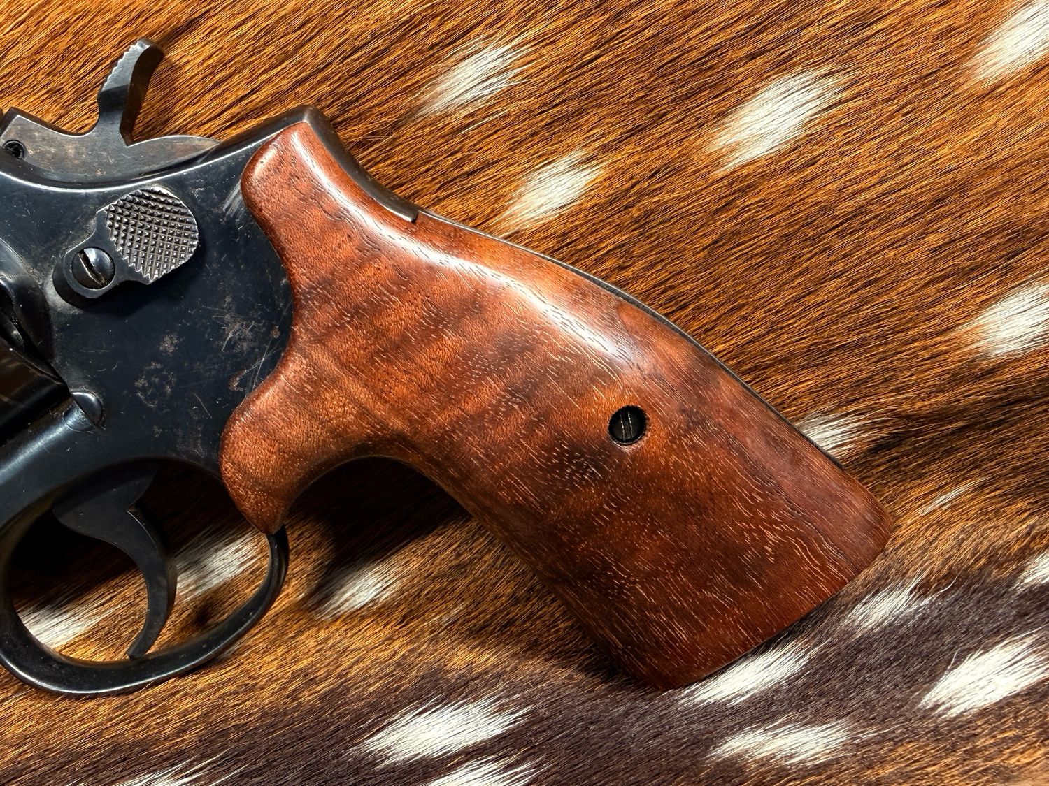 Smith & Wesson High Grade Hand Select Walnut S&W Bear Hug Grips (SQUARE K/L FRAME) Smith & Wesson High Grade Hand Select Walnut S&W Bear Hug Grips (SQUARE K/L FRAME)