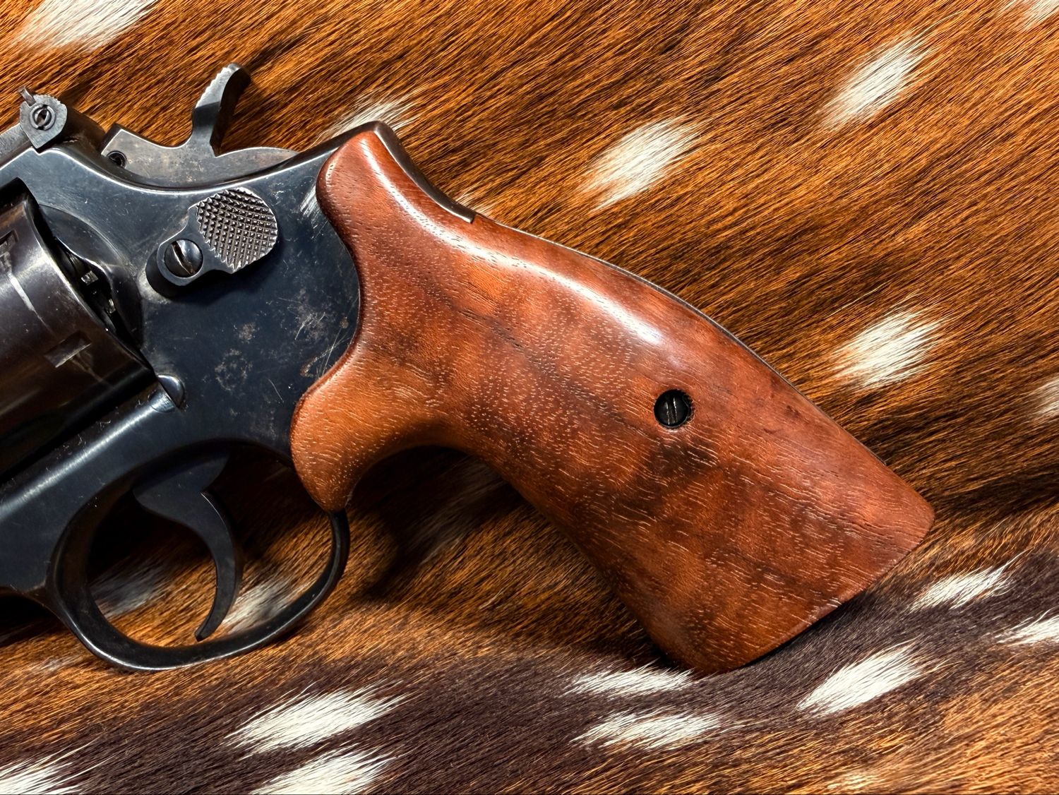 Smith & Wesson High Grade Hand Select Walnut S&W Bear Hug Grips (SQUARE K/L FRAME) Smith & Wesson High Grade Hand Select Walnut S&W Bear Hug Grips (SQUARE K/L FRAME)