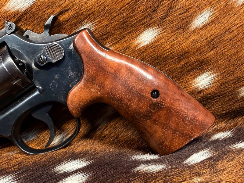 Smith & Wesson High Grade Hand Select Walnut S&W Bear Hug Grips (SQUARE K/L FRAME)