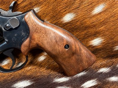 Smith & Wesson High Grade Hand Select Walnut S&W Bear Hug Grips (SQUARE K/L FRAME) Smith & Wesson High Grade Hand Select Walnut S&W Bear Hug Grips (SQUARE K/L FRAME)