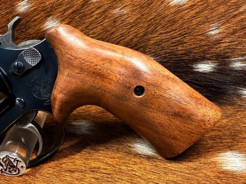 Smith & Wesson High Grade Hand Select Walnut Grips (J Frame Cub Hug)